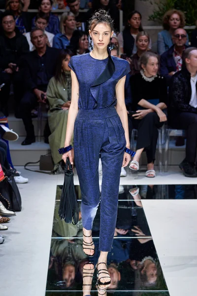 Look 16